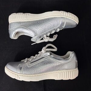 Clarks Caroline Rio Sneakers Womens 8M Silver Leather Shoes EUC
